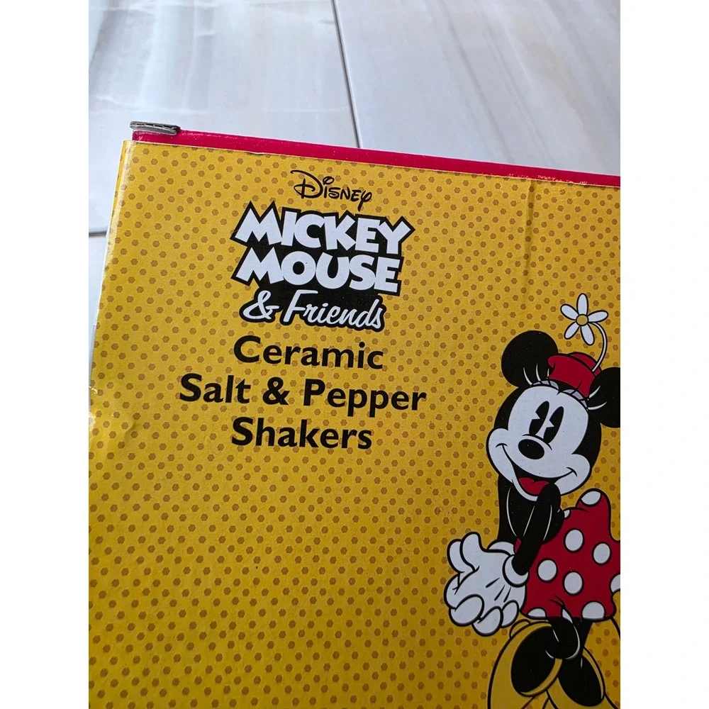 Disney Mickey and Minnie Mouse Kissing Ceramic Salt and‎ Pepper Shakers Set F1